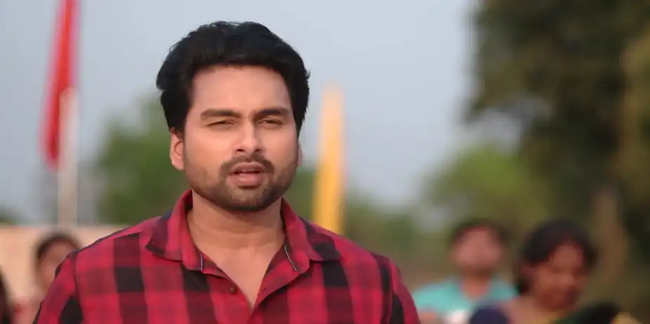Bishnu Tries to Save Priya - Suna Jhia
