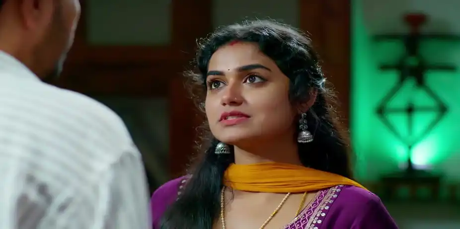 Varun Shows Shyama's Photo to Radhika - Snehapoorvam Shyama