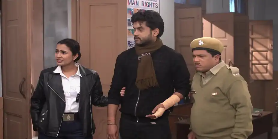 Malaika Brings Pinkesh to the Police Station - Happu Ki Ultan Paltan