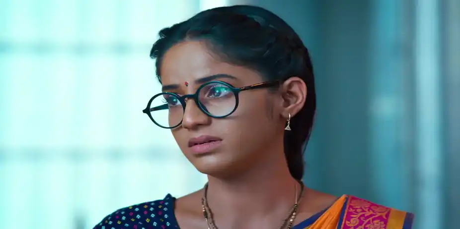 Savali Questions Amruta about a Medicine - Savalyachi Janu Savali