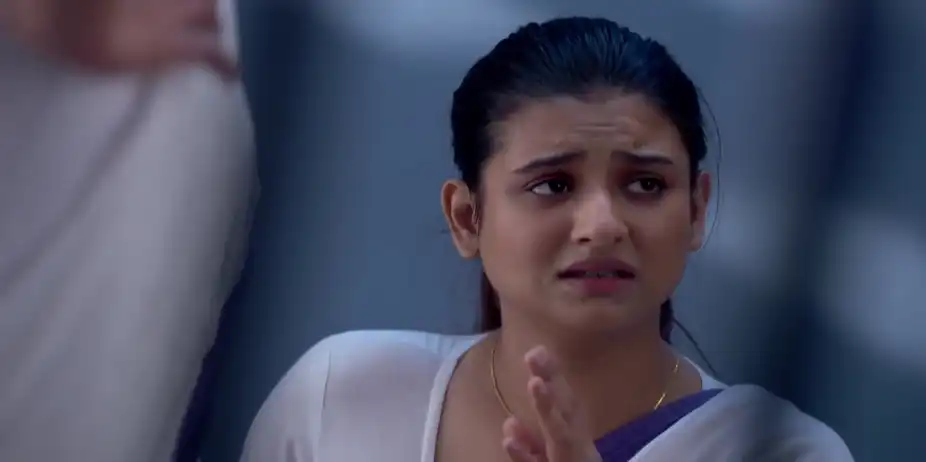 Parul's Aides in Sanjukta's Cell - Parineeta