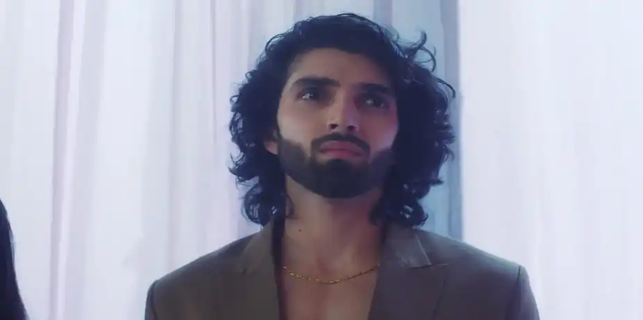 Unnati Stops Kirti from Leaving - Jaane Anjaane Hum Mile
