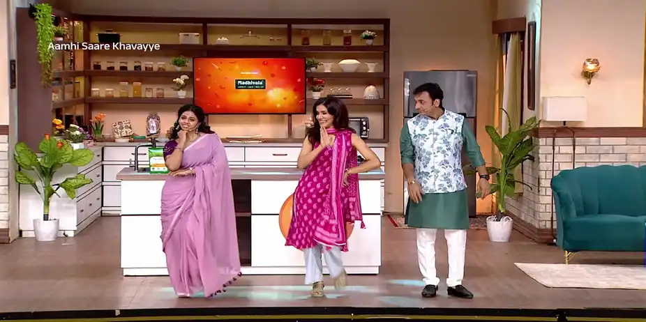 Best Friends Get Candid - Amhi Sare Khavaiyee - Promo