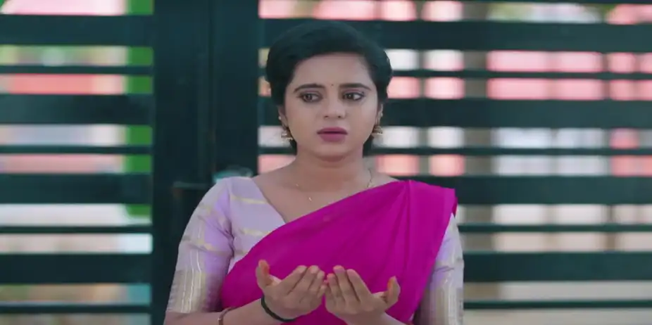 Gowri Is Surprised to See Heena on Her Hand - Gowri