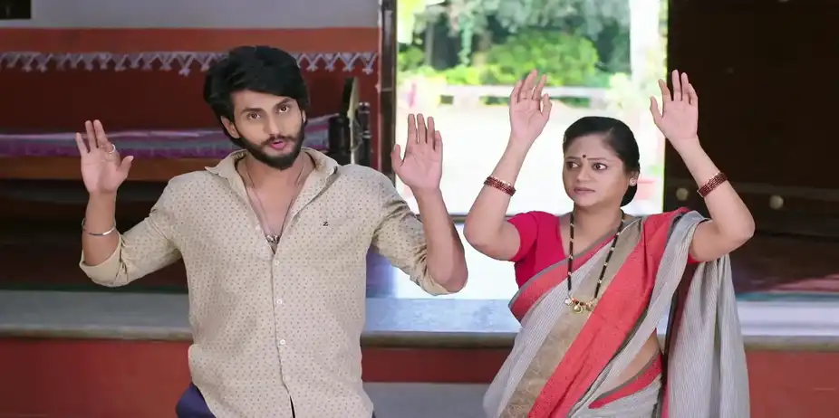 Madappa Confronts Gym Seena and Leela - Annayya