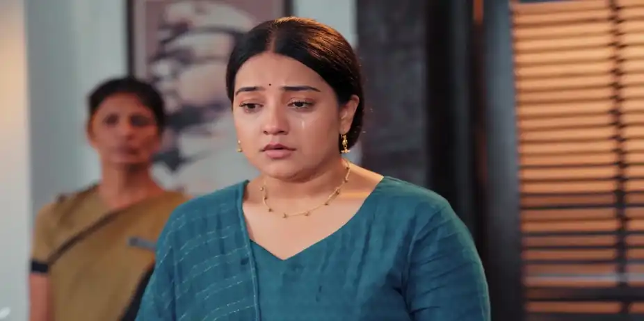 Radhika Is Forced to Stay Away from Niya - Lakshmi Nivas