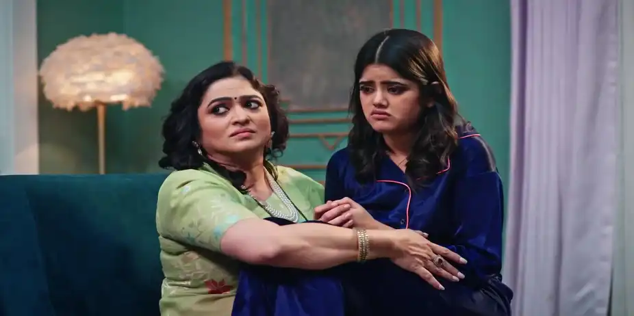 Ragini Calms a Scared Anika - Kamali