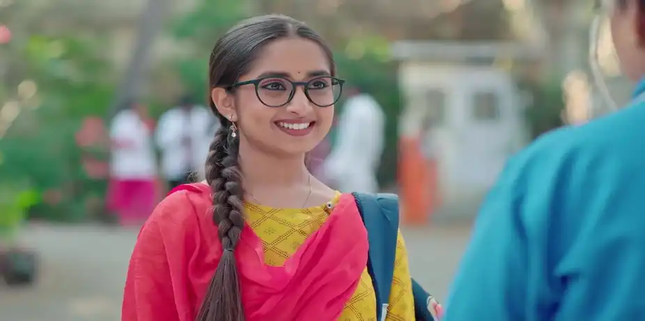 Rosy Welcomes Riya on Her First Day - Karna