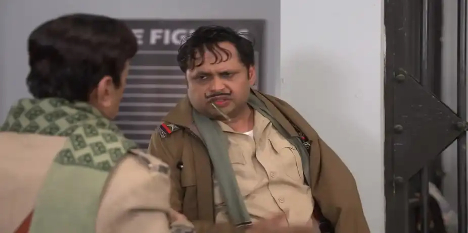 Happu&nbsp;Tortures Chilman Elaichi in Jail - Happu Ki Ultan Paltan