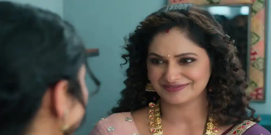 Vasudha Refuses to Accept Chandrika's Gifts - Vasudha