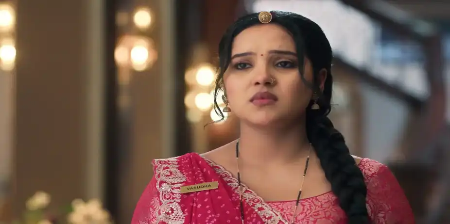 Sarika insults Vasudha in front of the Journalists - Vasudha