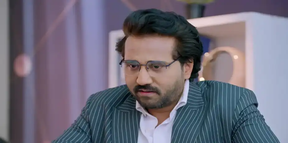 Kishore's Attempt to Get Close to Smita - Jaane Anjaane Hum Mile