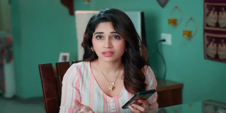 Dilip Tells Adhira the Significance of Holi - Veen Doghatli Hi Tutena