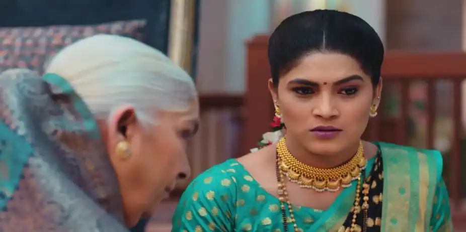 Neelambari Shares a Plan with Sulakshana - Lakshmi Niwas