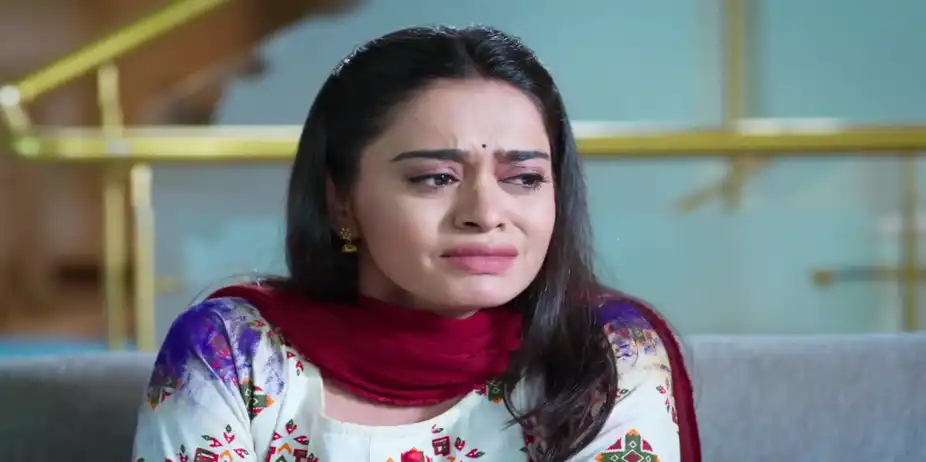 Savali Comforts a Terrified Anamika - Savalyachi Janu Savali
