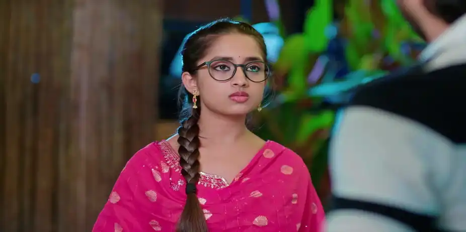 Sanjay Damages Riya's Phone - Karna