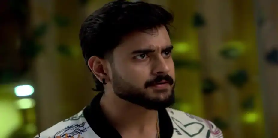 Shatadru Attempts to Touch Tagor Inappropriately - Parineeta