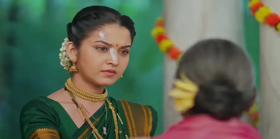 Meera Settles Her Dispute with Ambika - Tula Japnar Aahe