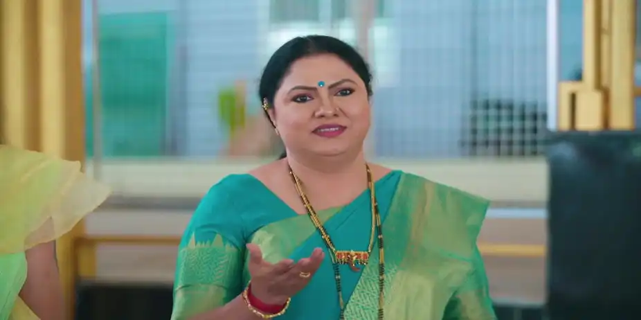 Everyone Gathers for Malli's 'Mehendi' Ceremony - Amruthadhaare