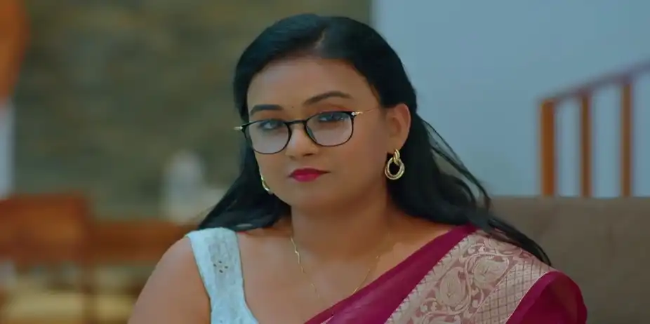 Avanthika Shows Archana a Photo - Mangalyam
