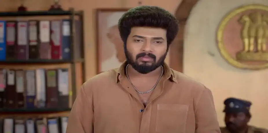 Karthikeyan Meets the Inspector - Karthigai Deepam