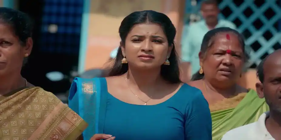 Revathi Stands Up to the Goons - Karthigai Deepam