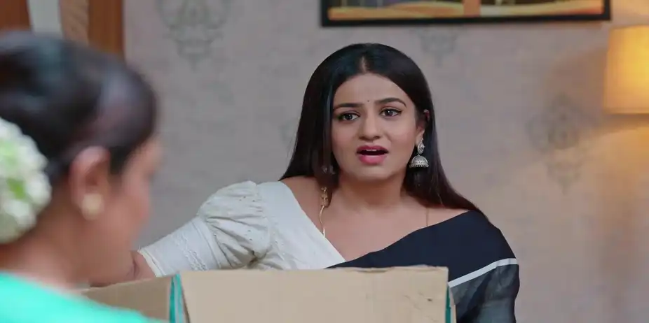 Nithya Finds a Box of Karna's Awards - Karna