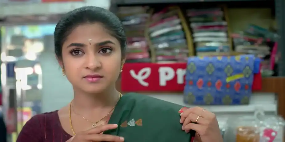 Karna Takes Indhu Shopping - Chinnan Siru Kiliye