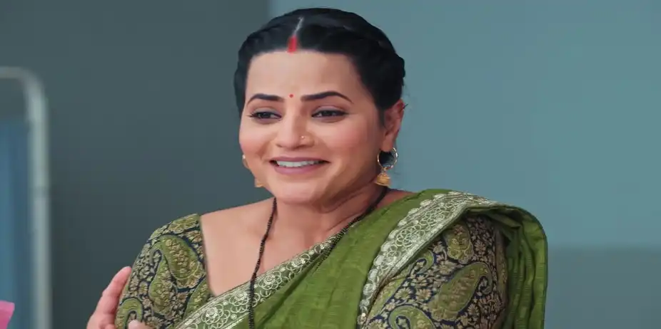Meenakshi Comes to the Hospital to Meet Shriniwas - Lakshmi Nivas
