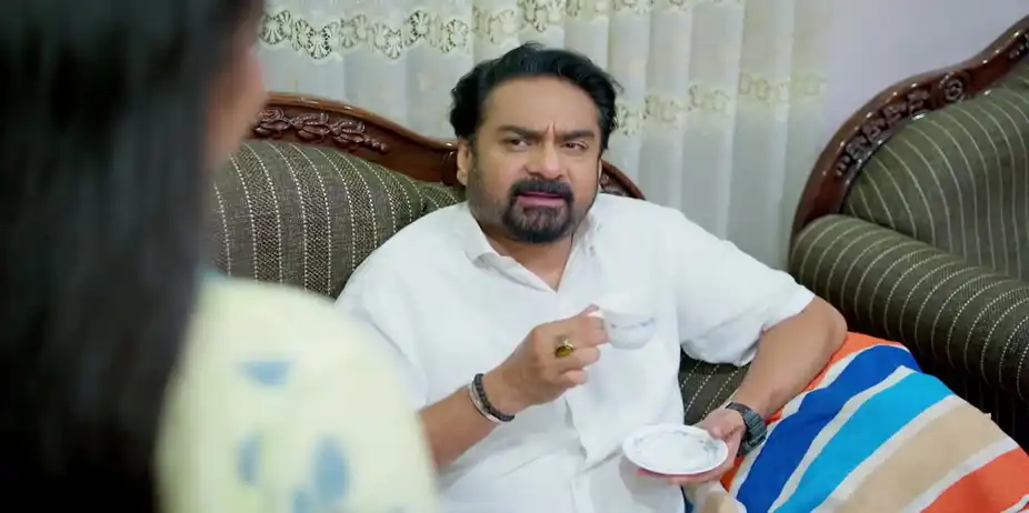Rithika Tries to Motivate Prathapa Varma - Akale
