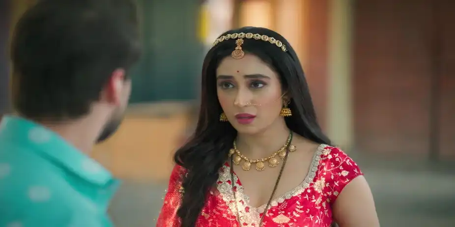 Jeetu Comforts the Distressed Latika - Gharwali Pedwali