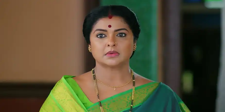 Megha Falls at Aadhya's Feet to Apologise - Sandhyaraaga