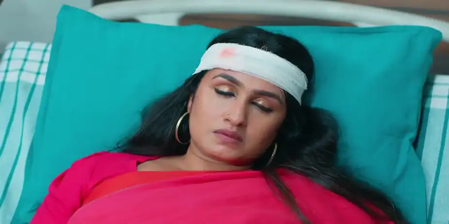 Krishna Donates Her Blood to Sithara - KrishnaGadha