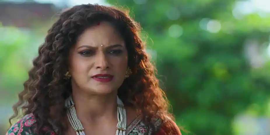 Vasudha Panics Seeing Chandrika Suffering from the Heat - Vasudha
