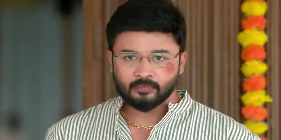 Revathi Welcomes Karthikeyan - Karthigai Deepam