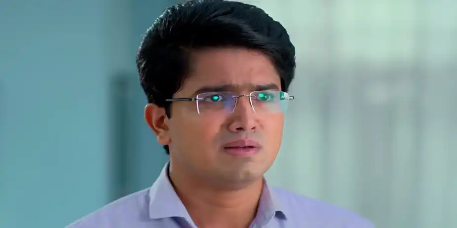 Meenakshi Snatches Ayushman's Gift Packet - Kusum