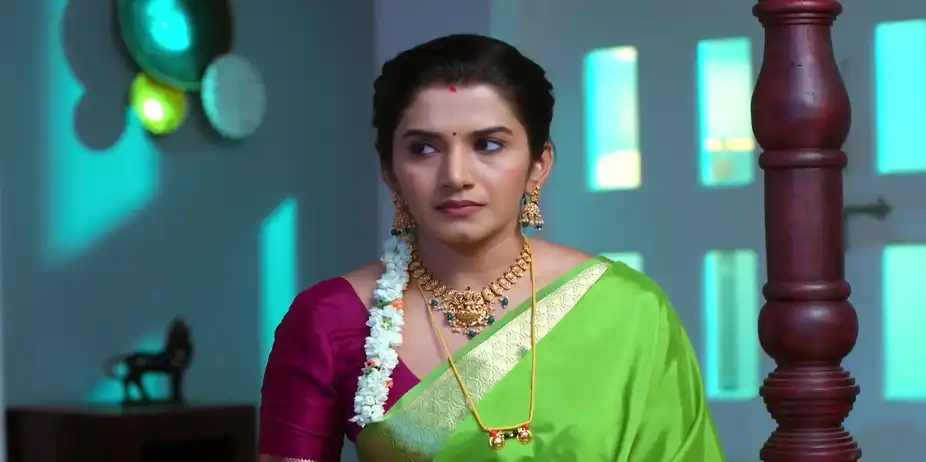 Vinay gives Kalyani Valuable Gift - Krishna Rukku