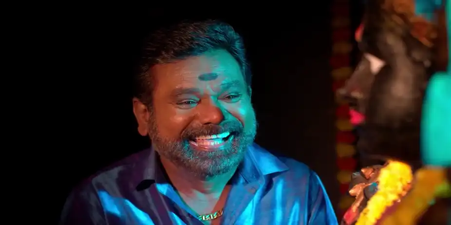 Muthuvel Enters the Temple Sanctum - Karthigai Deepam
