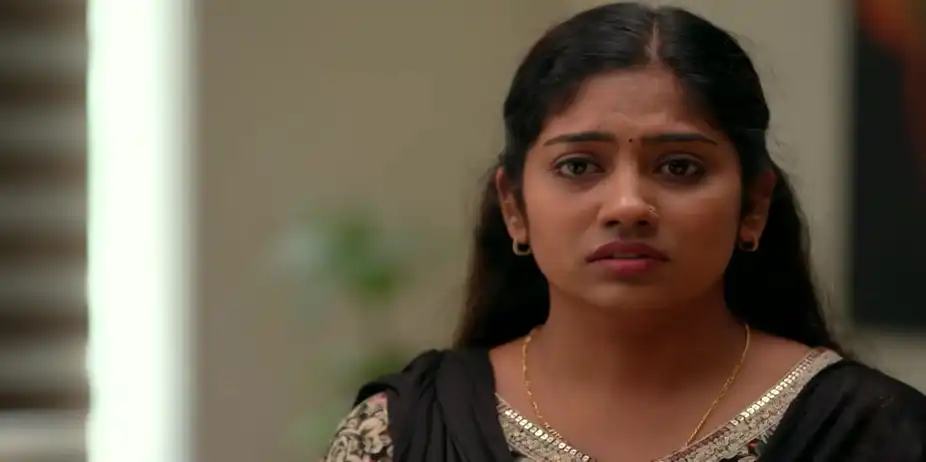 Chandra Shows Shalini a Video - Kudumbashree Sharada