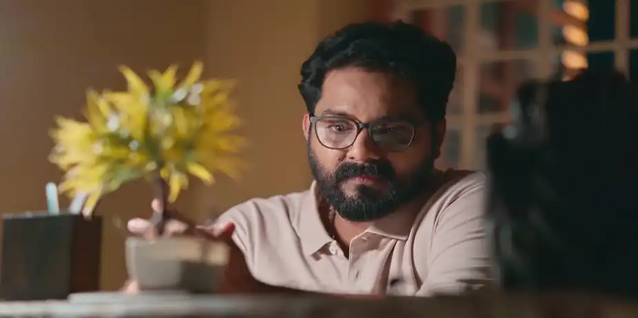Giri Picks Up Hari's Call - Valyettan