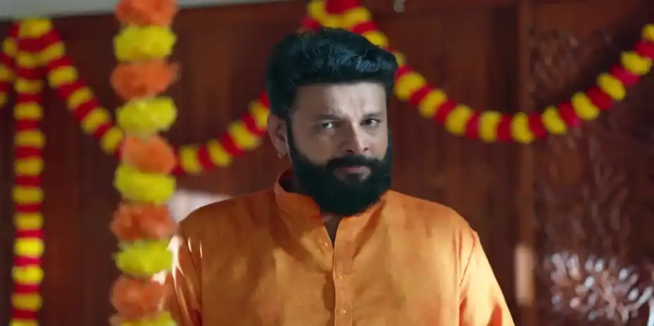 Vishwa Stages an Act in front of Padmanabhan - Valyettan