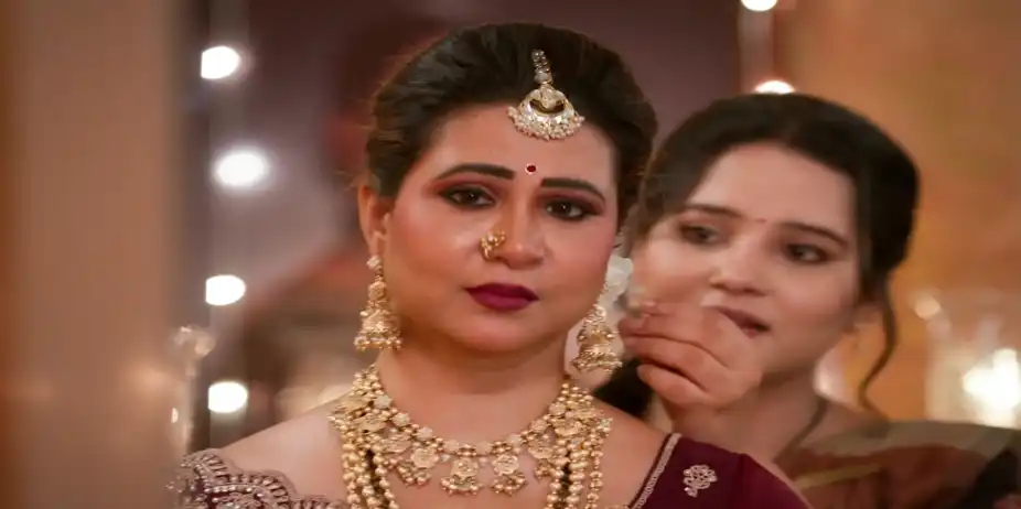 Chandrika Gives Vasudha a Saree - Vasudha