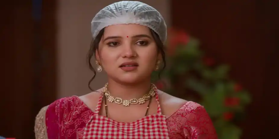 Vasudha Sits Down to Eat with the Chauhan Family - Vasudha