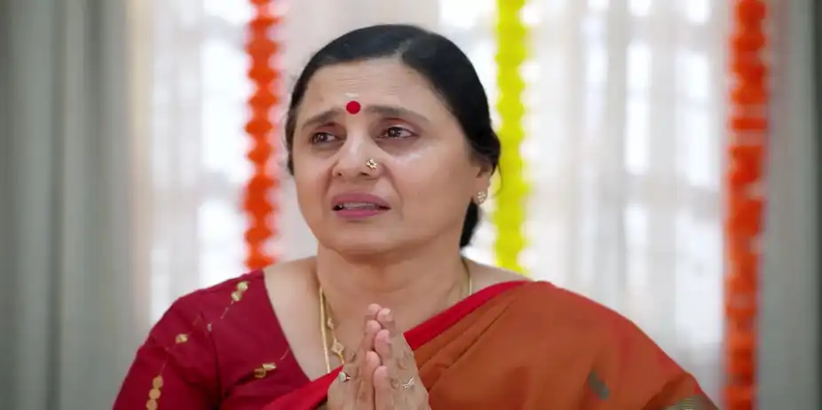 Kaveri Calms a Worried Ambika - Thirumangalyam