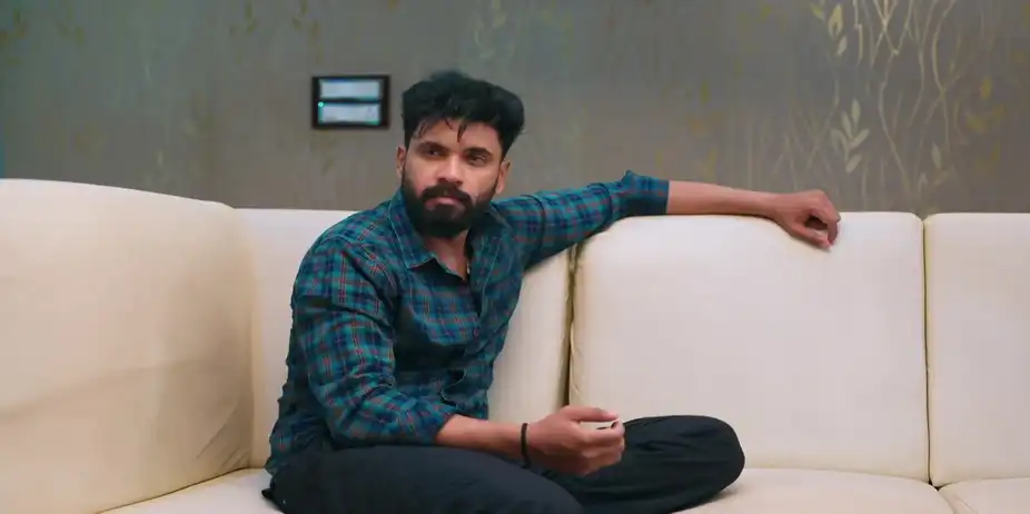 Diya Tries to Learn Jaydev's Plan - Amruthadhaare