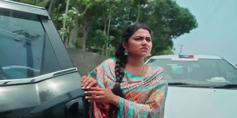 The Police Officer Has a Word with Radhika - Snehapoorvam Shyama