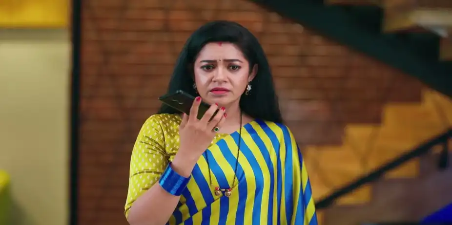 Bhoomika is Shocked by Phone Call - Amruthadhaare