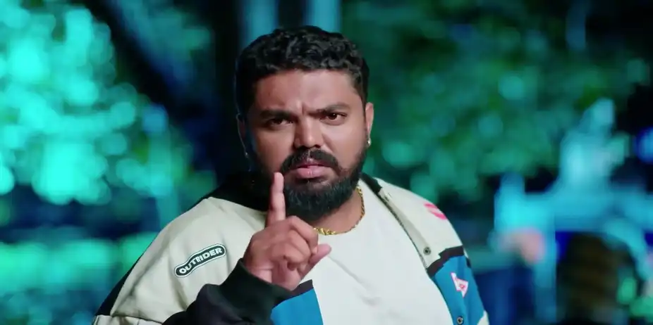 Mahalakshmi Beats up the Goon - Karna