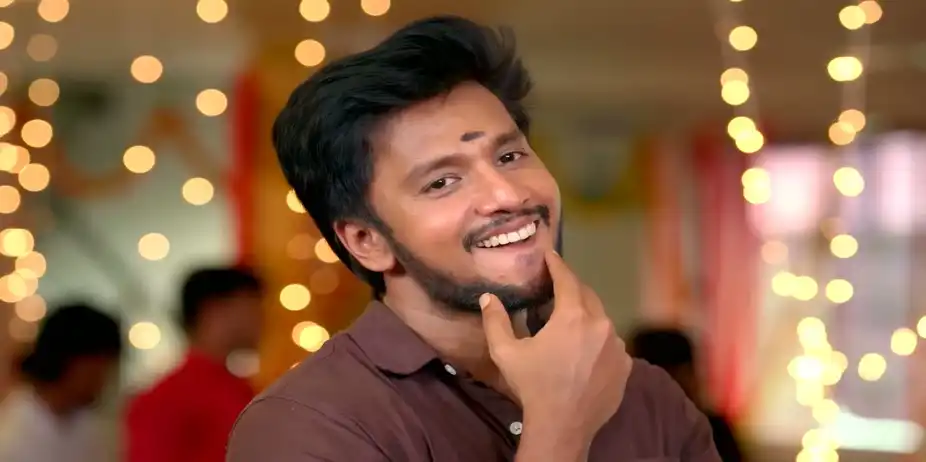 Jeeva Locks Appatha In the Room - Vaagai Sooda Vaa