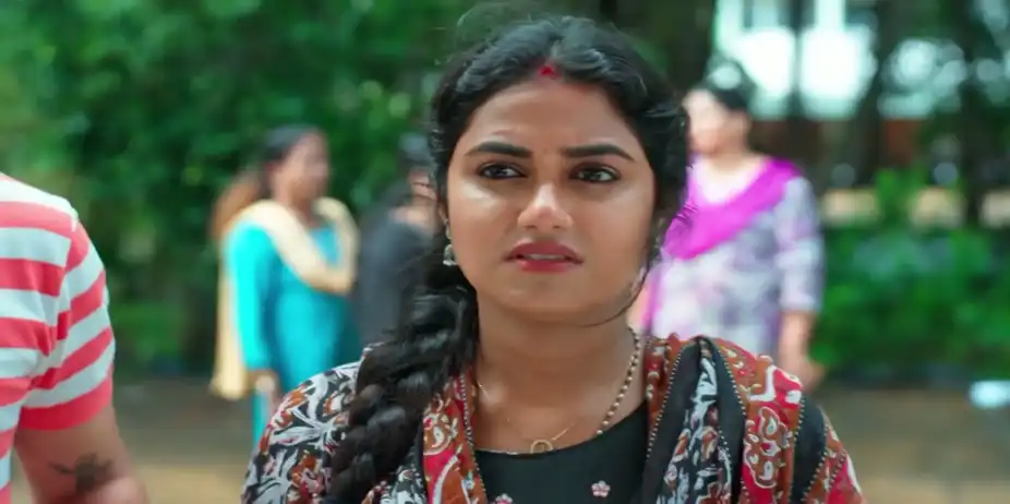 Radhika Comes Across Shyama's Belongings - Snehapoorvam Shyama